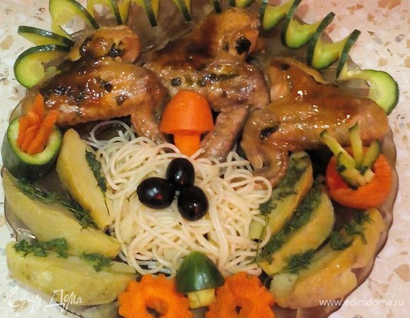 Выложить на блюдо спагетти горкой. Сверху положить крылышки и обязательно полить соусом! Картофель, запечённый в фольге или в микроволновке (или просто сваренный в мундире), разрезать на дольки, уложить по бокам и украсить укропом. Сделать нарезку из овощей (я пользовалась специальным набором для карвинга) и украсить блюдо.
Полюбуйтесь в последний раз на летнюю слим-курочку и... Приятного аппетита!