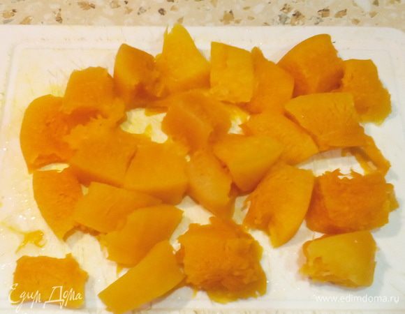 Размораживаем и нарезаем на кубики тыкву (у меня была домашняя уже очищенная свежезамороженная).