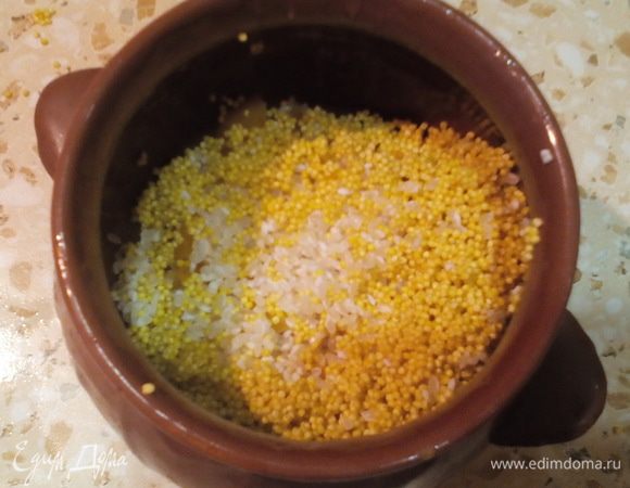 Промыть рис, пшено и всыпать к тыкве.