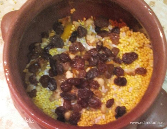 Промыть кипятком изюм и убрать плодоножки-хвостики, поломать или порубить орехи грецкие и добавить в горшочек (я ещё добавила кедровых орешков - в них очень ценные аминокислоты).