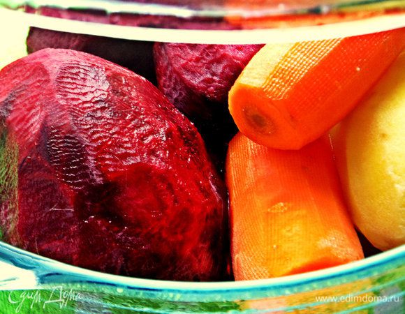 Нальём немного воды на дно, закрываем стеклянной крышкой и ставим в микроволновку на максимум (у меня 750 W) пока на 8-10 минут - столько нужно было пропечься моей картошке, но это зависит от сорта!