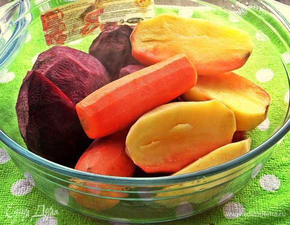 Вынимаем готовую картошку, закрываем крышкой и печём дальше! Через 3 минуты была готова морковь, ещё через 2 минуты - свёкла. Вот напоминаю время у каждого овоща:
-картофель-10 минут
-морковь-13 минут
-свёкла-15 минут
Если нарезать заранее овощи кубиками как на салат, то время запекания значительно сократится! Только надо тогда овощи запекать по-отдельности партиями.