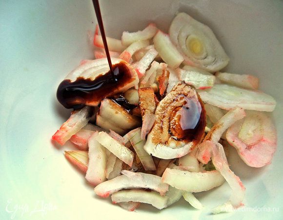 Лук в это время замариновать на несколько минут в бальзамическом уксусе для пикантности.