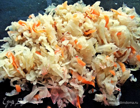Квашеную капусту отжать и нарезать помельче для удобства.