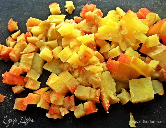 Теперь переходим к запечённым овощам. Картофель нарезать на кубики.