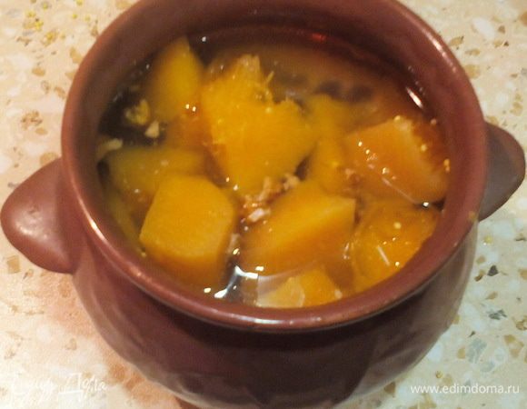 Сверху выложить оставшуюся тыкву и залить водой до риски горшочка.