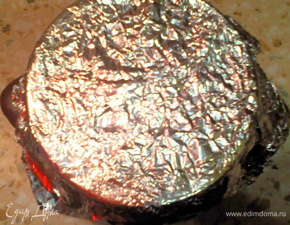 Накрыть фольгой (а лучше крышкой горшочка, если есть) и в духовку разогретую до 200С на 1 час. Когда пройдут первые полчаса, можно снять крышку и проверить процесс готовки. Ориентируйтесь по своей духовке (у меня электрическая). +/- температуру, время приготовления.