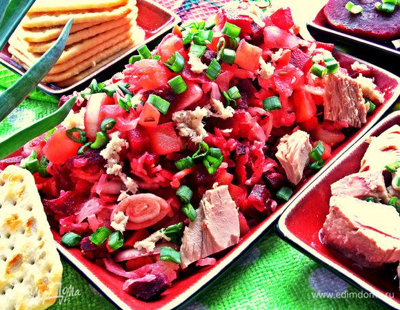 Выкладываем перемешанный винегрет на блюдо, посыпаем зелёным луком.