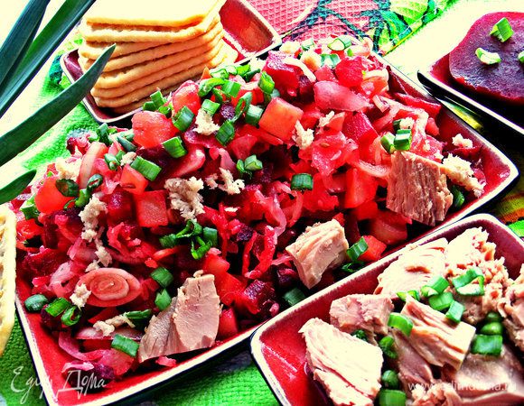 Сверху выложить кусочки тунца, каждый возьмёт себе на тарелочку.