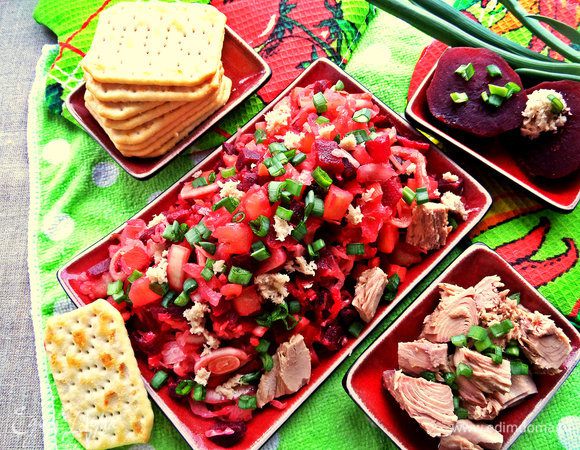 Особенно вкусно, когда настоится немного в холодильнике. И ещё я подавала с солёными крекерами) Может, кому пригодятся мои идеи!