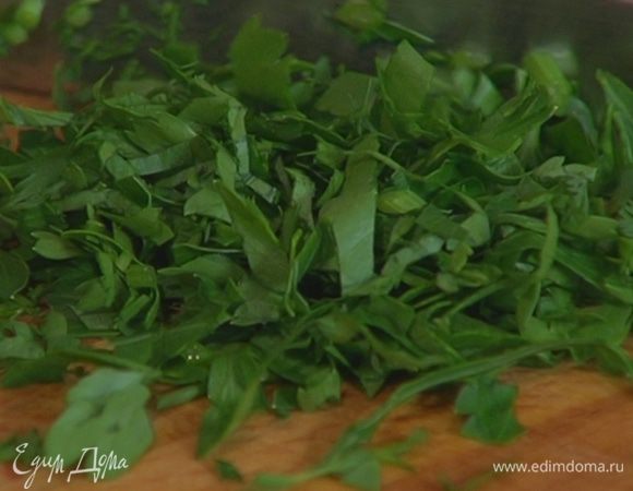 Всю зелень мелко порубить.