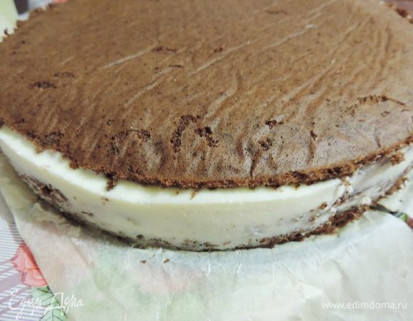 Итак, для нижнего яруса я выбрала очень вкусный шоколадный торт с кремом панна котта. Подробный пошаговый рецепт тут http://www.edimdoma.ru/retsepty/51112-shokoladno-kofeynyy-tort-so-slivochnym-kremom-panna-kotta.
Обратите внимание. что для крема я использовала 20г (!) желатина, а не 15г, как в исходном рецепте. Кроме того прослойку из шоколадных капель не делала и глазурь, естественно, тоже.
Форма 26см в диаметре.