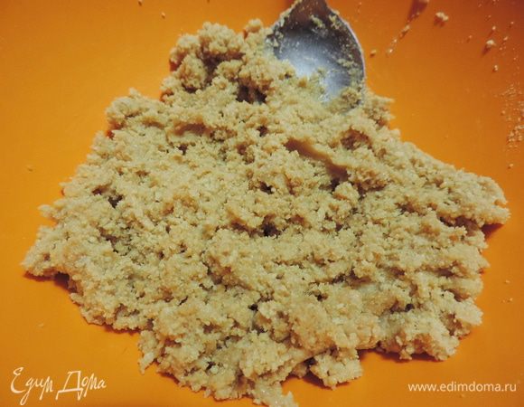 Поскольку украшать торт я решила белковым заварным кремом, а он не дружит с суфле и влажными кремами, а проплешин на боках торта мне очень не хотелось, бока приготовленных тортиков я решила покрыть массой типа пирожного "картошка".
У меня было печенье "К кофе", оно со сливочным вкусом, рассыпчатое, наподобие песочного, галетное сухое печенье лучше не брать.
Печенье я измельчила в крошку в блендере, можно взять скалку и полиэтиленовый пакет)
Затем к крошке добавляем сливочное масло и сгущенку. Их количество факультативно, я указала сколько использовала сама. Но вы ориентируйтесь по ситуации. Масса должна получится не слишком сухой, хорошо лепится, но не быть слишком влажной.