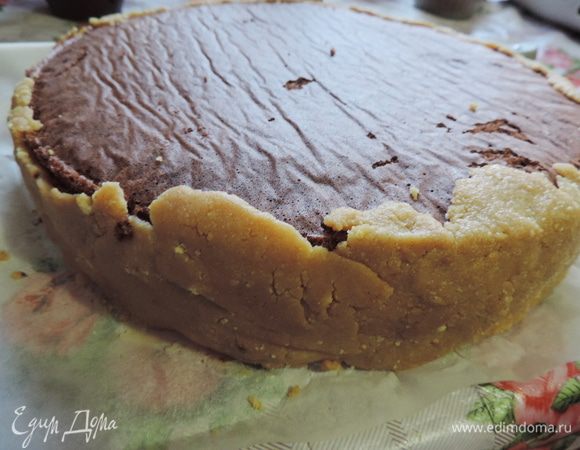 Надеваем одноразовые перчатки, так не только гигиеничнее, но и удобнее работать. К рукам масса липнет, а к перчаткам нет. Тонким слоем покрываем бока торта "картофельной" массой. Я не старалась сильно выравнивать, так как толстый слой крема все скроет.