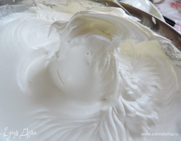 Приготовим из указанных ингредиентов белковый заварной крем. Очень подробное описание и пошаговые фото этого процесса читаем здесь http://www.edimdoma.ru/retsepty/71339-novogodniy-tort-zimnyaya-skazka