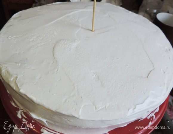 Готовым кремом обмазываем оба готовых полуфабриката. Нижний ярус устанавливаем на сервировочное блюдо. Теперь нам надо усилить нашу конструкцию, чтоб нижний ярус не прогнулся под весом верхнего и не испортил нам праздник.
Берем деревянные шпажки, можно коктейльные трубочки. Протыкаем шпажкой нижний ярус ровно посередине. Затем шпажку вынимаем и отрезаем от нее длину, равную отмеренной высоте торта. Отрезаем еще 5-6 кусочков такой же длины.