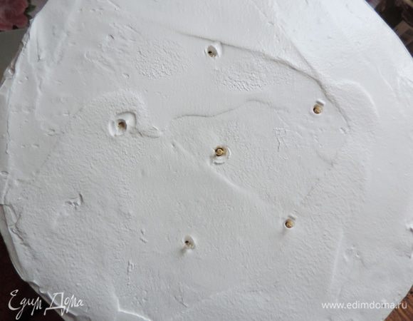 Втыкаем их по кругу на расстоянии 8см от центральной шпажки. Объясняю, почему именно так. Вычисляем это расстояние из формулы: радиус верхнего яруса минус 1см. В нашем случае 9см-1см=8см.