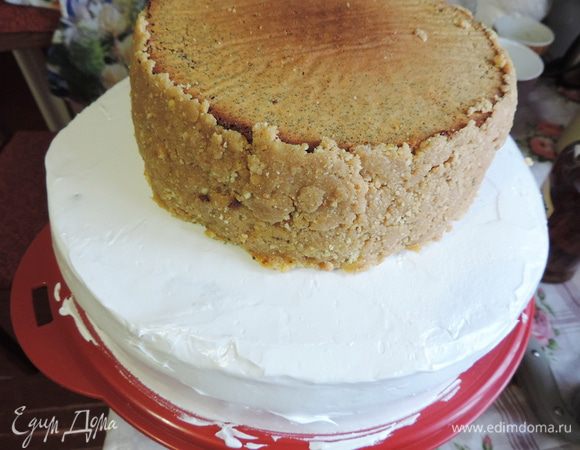 Устанавливаем строго по центру верхний ярус. Он стоит на отдельной картонной подложке, диаметр которой равен диаметру бисквита.