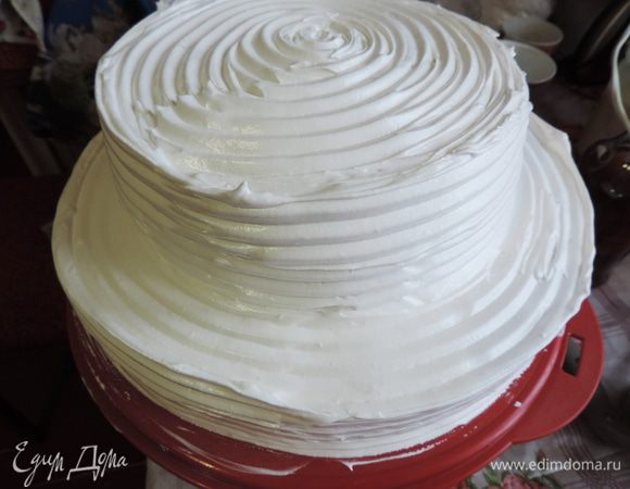 Теперь обмазываем весь торт кремом. Я поняла, что трясущимися руками выровнять торт мне не удастся, поэтому "причесала" его кулинарной гребенкой.