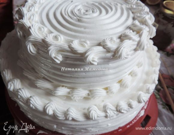 Теперь с помощью кондитерского мешка и насадки звездочка отсаживаем бордюры. Торт сразу же приобретает законченный вид.