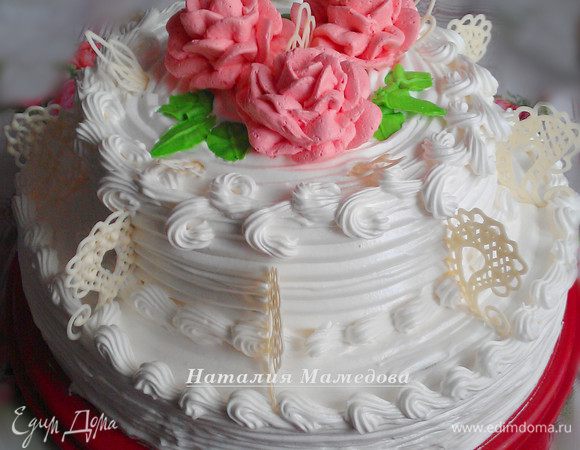 Я так спешила, что забыла сфотографировать отдельно шоколадные завитки. Их я рисовала из растопленного белого шоколада, айсинг бы смотрелся более выигрышно с его ослепительной белизной. Но времени на него у меня не было.
Вот так выглядит готовый торт.
Приношу извинение за финальные фото. Мой фотоаппарат неожиданно разрядился. Снимали на два телефона(((