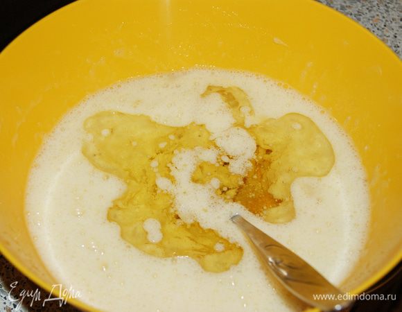 Бананы давим вилкой - делаем из них пюре. Добавляем ананасы (от сока сильно их не отжимайте, пусть сок останется) и яйца.
Перемешиваем все и вливаем масло.