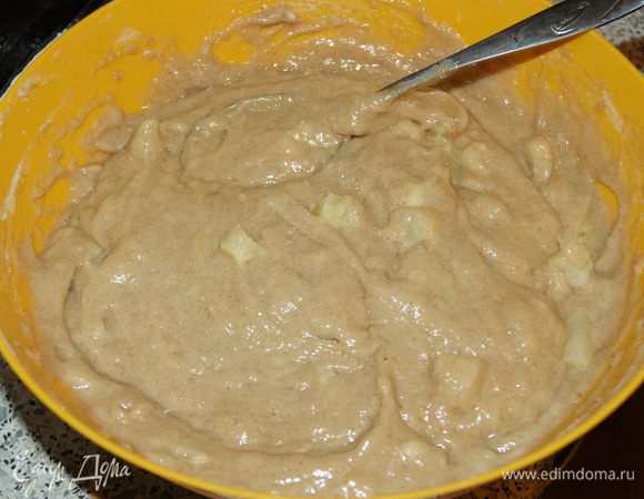 Теперь к этой смеси вмешаем все наши сухие компоненты из второй миски и аккуратно все перемешаем до однородности.