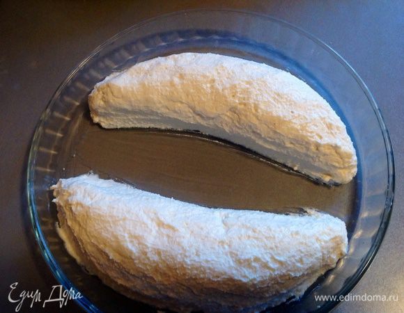 Я делала на два банана. Остатками творога накрываем бананы и по краям его тоже залепляем творогом. 