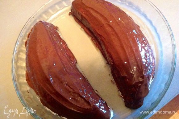 Черный шоколад 70% (две плитки) растапливаем на водяной бане и покрываем этим шоколадом наши бананы в творожной смеси.