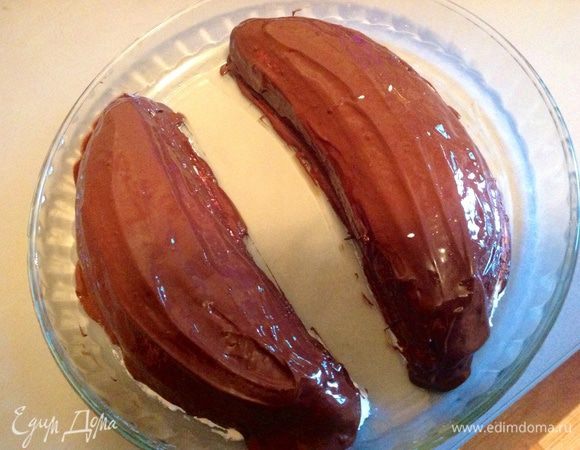 Черный шоколад 70% (две плитки) растапливаем на водяной бане и покрываем этим шоколадом наши бананы в творожной смеси.