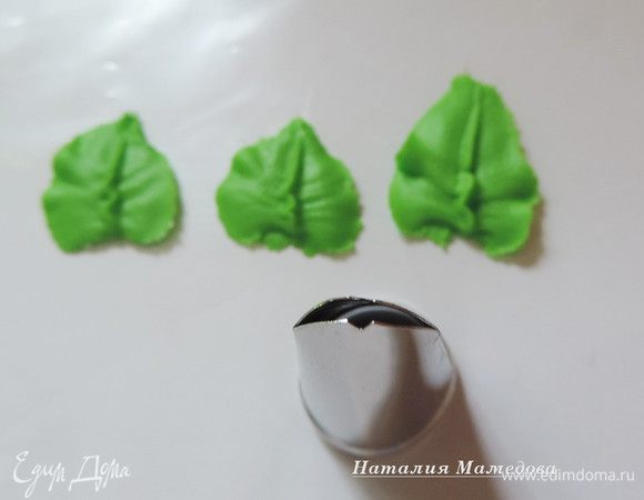 Заранее из айсинга я приготовила листочки. Как я это делаю, подробно описано здесь http://www.edimdoma.ru/club/posts/18211-aysingovye-nartsissy-i-listochki-podrobnyy-mk-i-rukovodstvo-k-deystviyu
Как показала практика, очень удобно приготовить заранее побольше листочков и хранить в герметичном контейнере в сухом месте. Очень выручает)