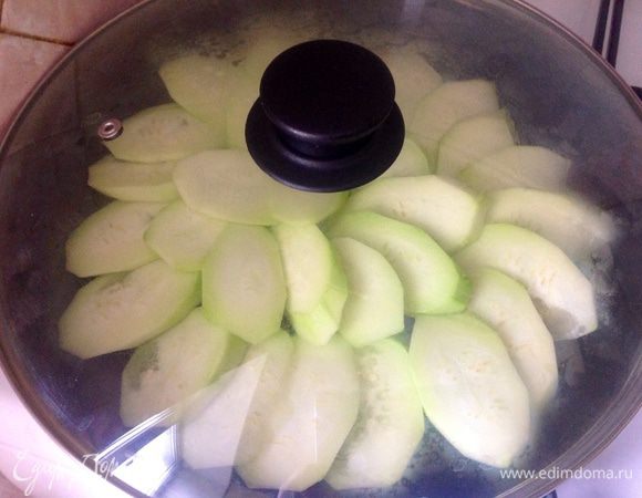 Накрыть крышкой и протушить минут 5-7 под крышкой.