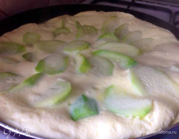 Взбить миксером яйца со сметаной и чуть подсолить, вылить на кабачки и опять накрыть крышкой, протушить на небольшом огне до готовности.
Нежнейший получается омлет.
Приятного аппетита :-)