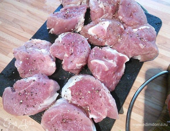 С мясом всё понятно, нарежем, посолим, поперчим.  