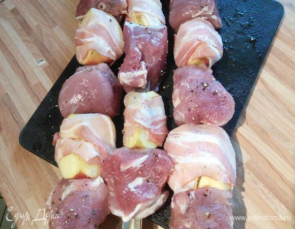 Нанизать на шампур мясо и яблоки. Я это сделала поочерёдно, т. к. у меня филе и время его приготовления минимально, если у вас мясо другой части, то советую сделать шампура с яблоками отдельно и положить их на гриль чуть позже. 
Приятного аппетита! 