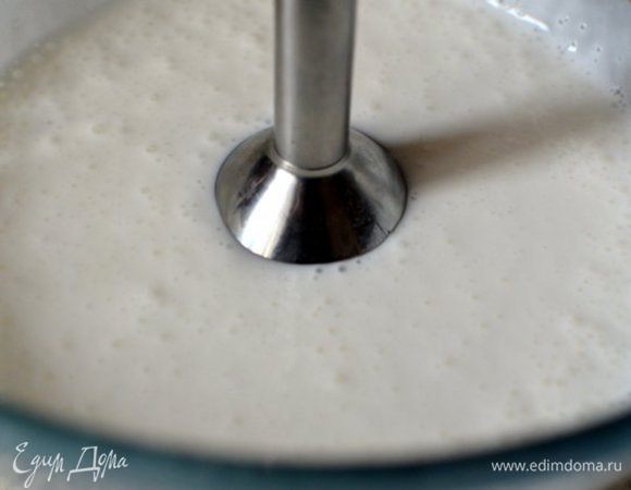 Всего 3 незатейливых ингредиента и погружной блендер. Лучше брать узкий стакан от блендера.