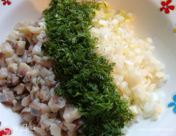 Филе сельди, лук и укроп мелко-мелко порубить. Добавить 1 ст/л масла, смешать и дать немного настояться.