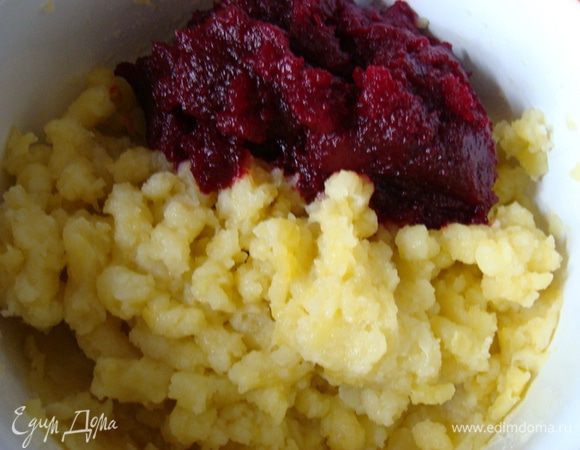 У меня были не крупные картофель и свекла. 
Отварив с кожурой, их нужно остудить и почистить.
Свеклу натереть на мелкой терке, картофель подавить в пюре и смешать все, немного посолив.