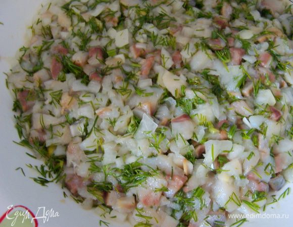 Подготовить емкость с водой для смачивания рук. Я была в перчатках и смачивала руки, еще на перчатки нанесла немного масла.
Там, откуда я взяла рецепт, ничего не сказано про формирование закуски, но по другому ее не слепить, все пристанет к рукам.