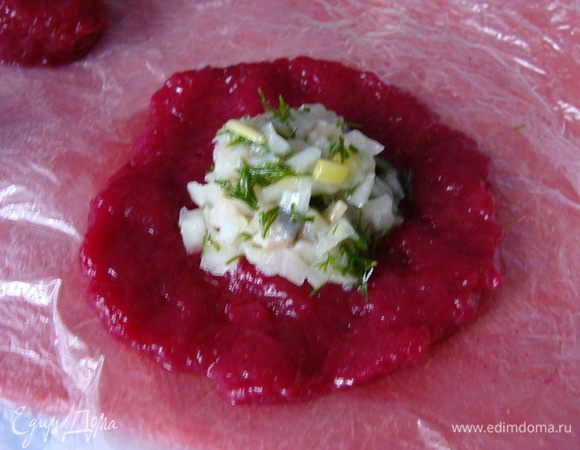 На самом деле лепешечку нужно держать в руках и формировать клубничку, но тогда я бы не смогла сфотографировать процесс.