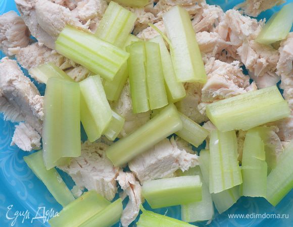 Куриную грудку отварить до готовности и нарезать небольшими кусочками. Стебли сельдерея ошпарить, очистить от внешней пленки и тонко нарезать поперек, сбрызнуть лимонным соком и перемешать.