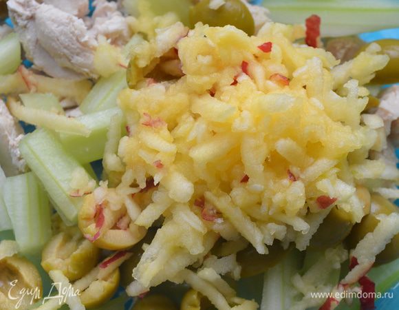 Оливки разрезать на половинки.
Семечки обжарить без масла, помешивая.
Очистить яблоко и натереть его на крупной терке.