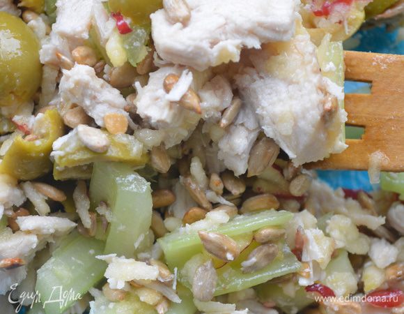 Соедините все продукты в салатнице, полейте оливковым маслом, перемешайте.