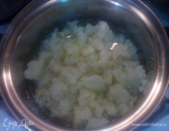 Мякиш накрошить, размешать с бульоном и поставить на маленький огонь.