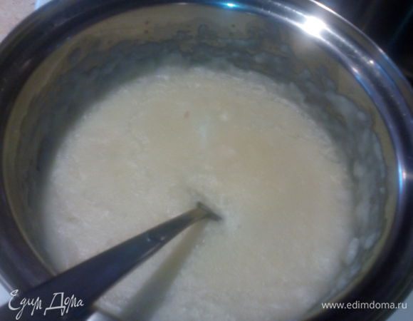 При постоянном помешивании выпарить жидкость до получения  однородной, плотной массы. Когда она остынет вмешать растолченный чеснок