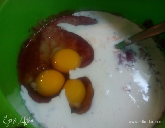 Добавить хлебную пасту, сливки, яйца, коньяк, соль и перец. 