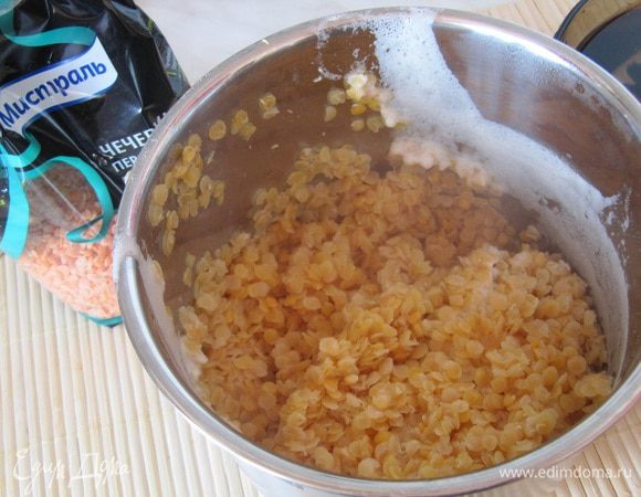 Красную чечевицу отварите до готовности. Чечевица не должна развариться. Готовую чечевицу процедите от лишней жидкости. Остудите.