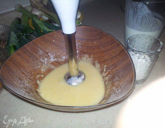 Взбить сахар с яйцом.