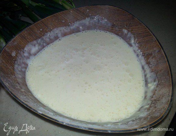 Добавить муку и кефир, перемешать, чтобы не было комков. Затем добавить разрыхлитель, соль и соду, гашеную уксусом.