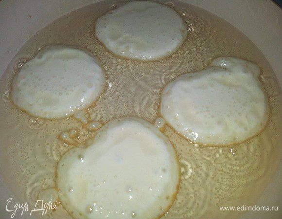 Жарить в большом количестве масла.